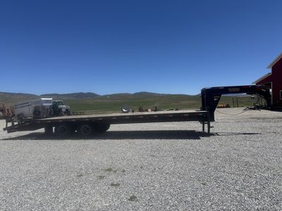 2019 30’ Gooseneck flatbed dovetail & ramps