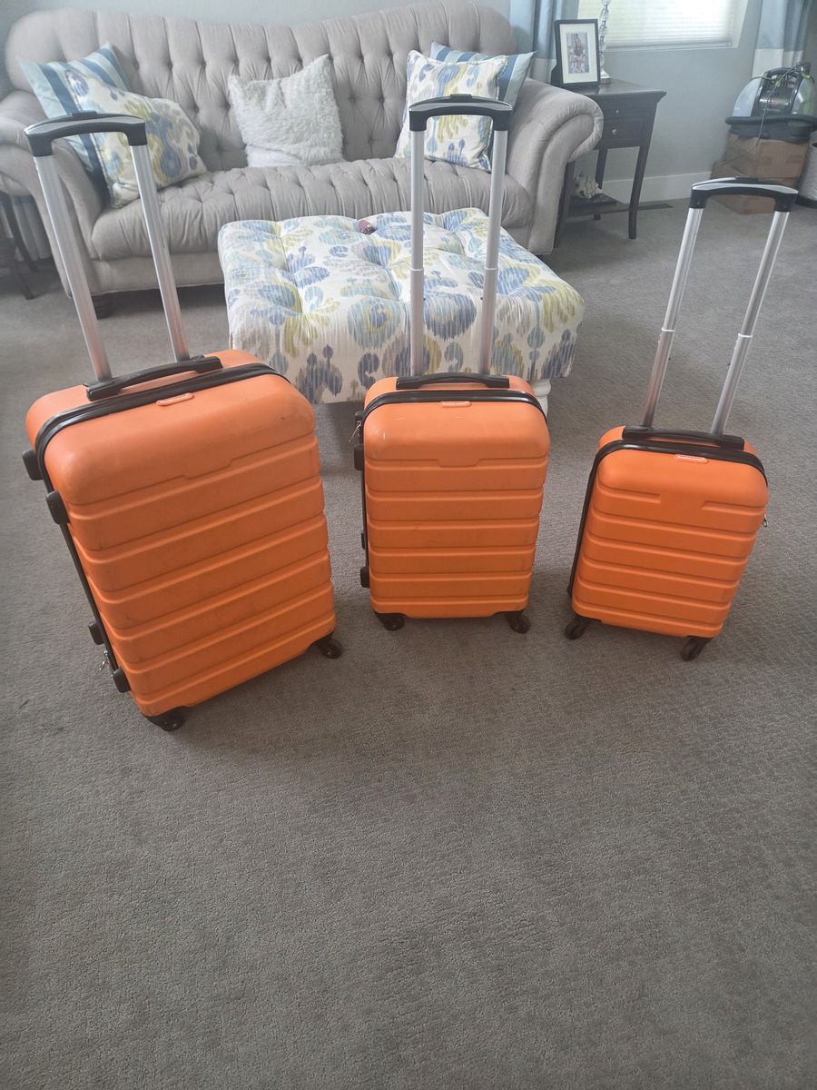 3 piece hardside luggage set, good condition 