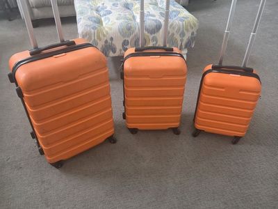 3 piece hardside luggage set, good condition