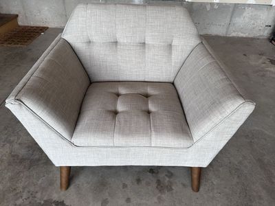 Mid-Century Modern Light Gray Upholstered Armchair with Tufted Back and Wood Legs