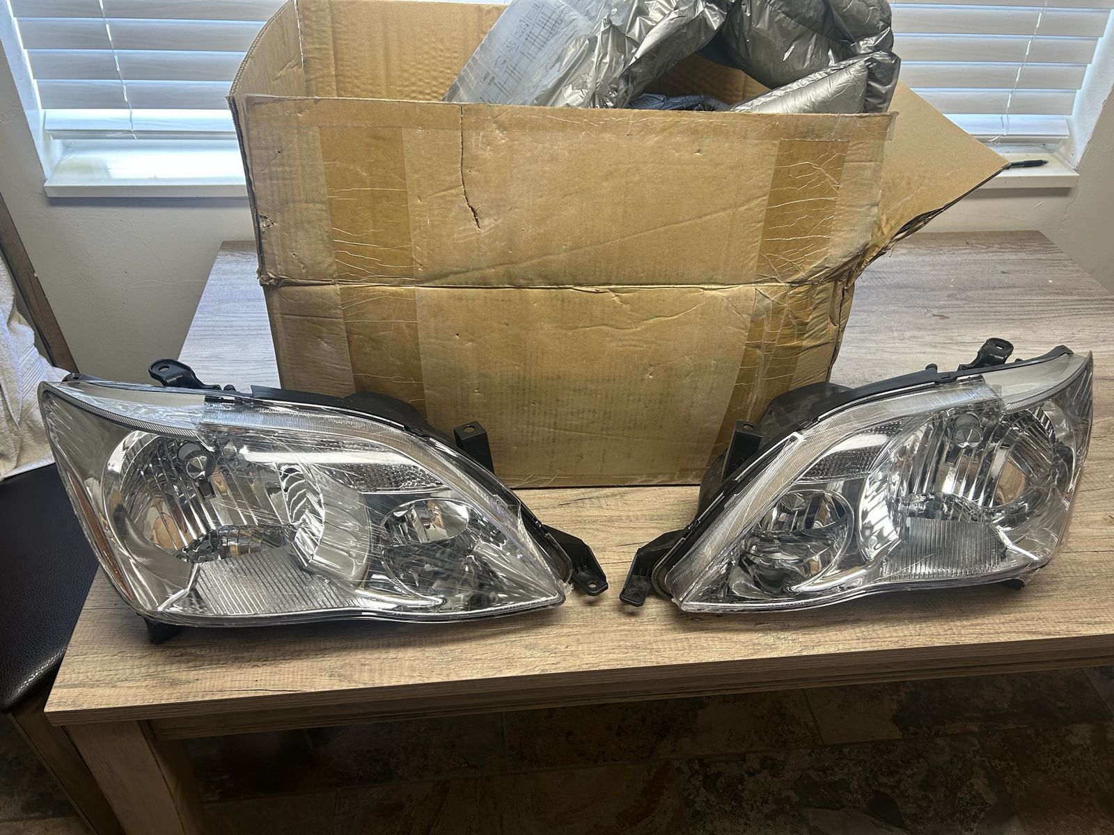New 2005-2007 Toyota Avalon Headlight Set