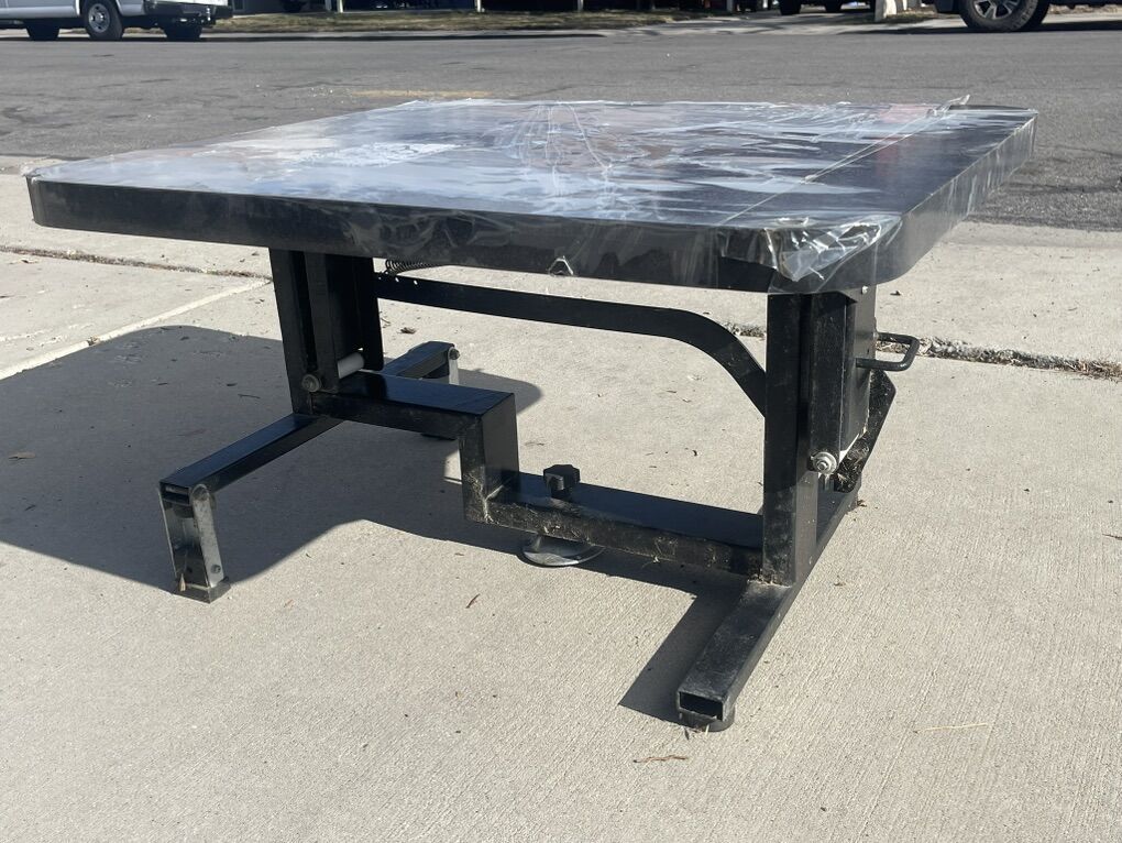 Camp trailer dinette table