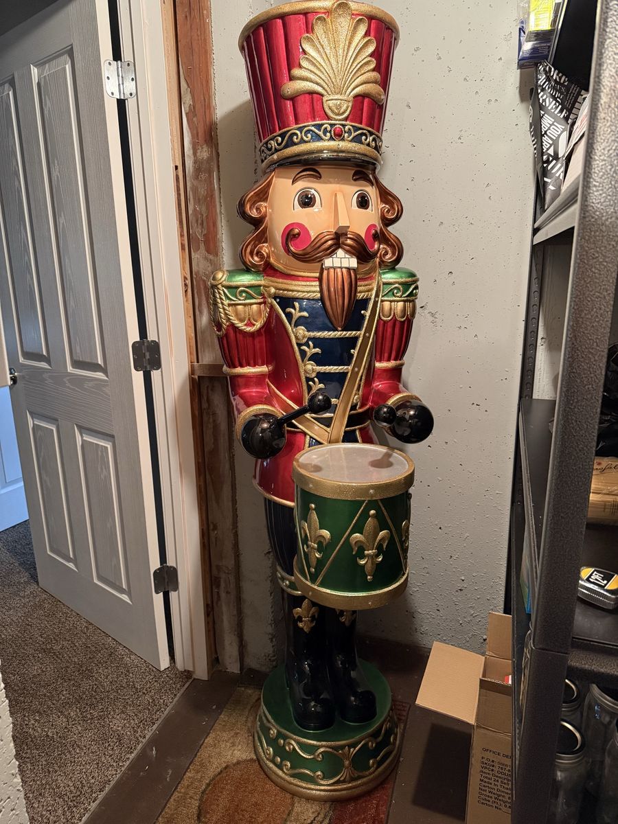 6’ Nutcracker with LED lights and music
