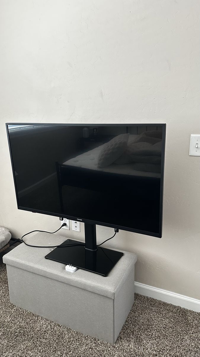 Toshiba Flat Screen TV with Swivel Glass Base Stand 43”