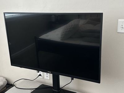 Toshiba Flat Screen TV with Swivel Glass Base Stand 43”