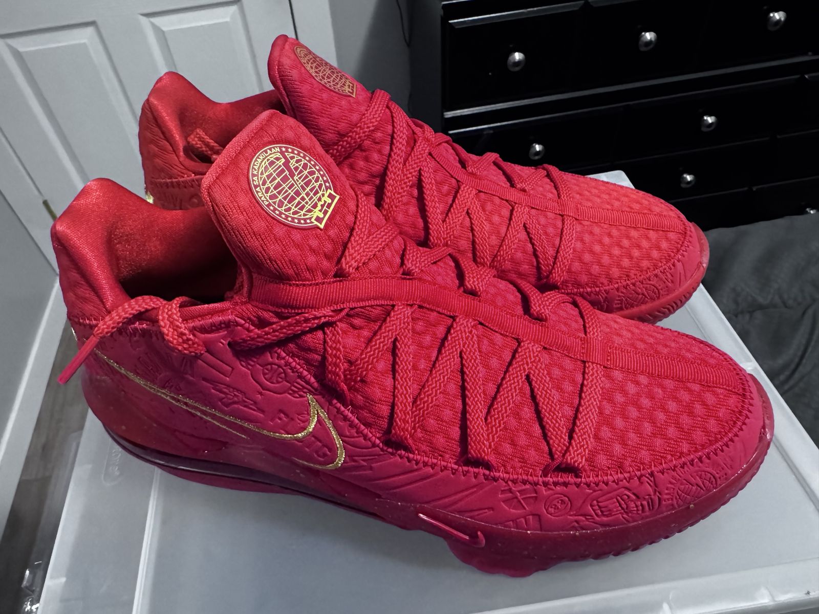Nike - Titan x LeBron 17 Low