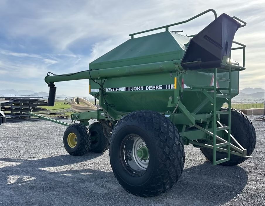 John Deere 787 Air Seeder