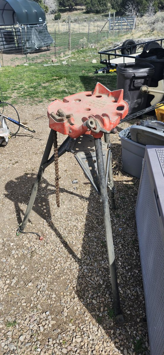 Rigid tri stand and manual pipe cutter