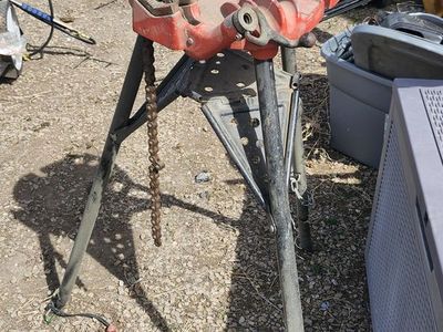 Rigid tri stand and manual pipe cutter
