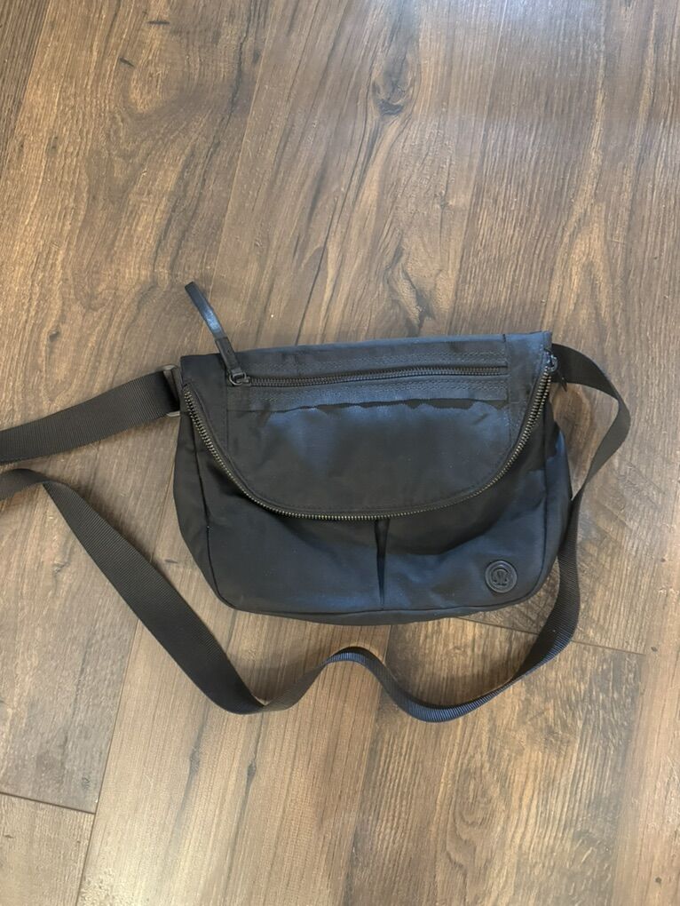 Lululemon 2L Cross Body Bag