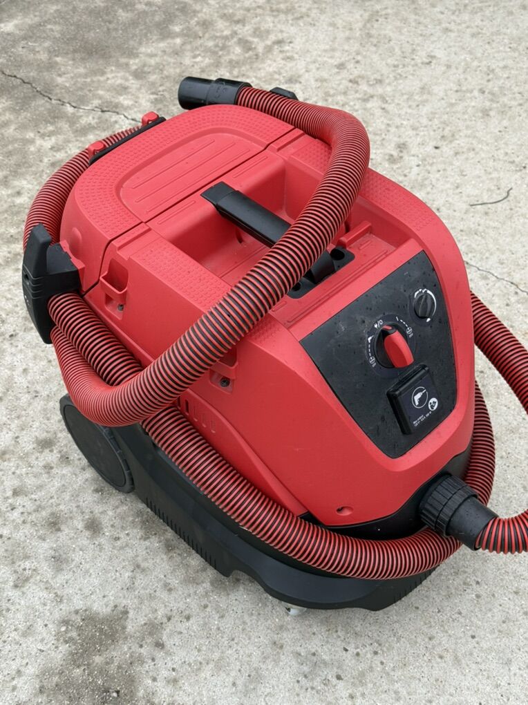Milwaukee Dust Extractor (shop vacuum)