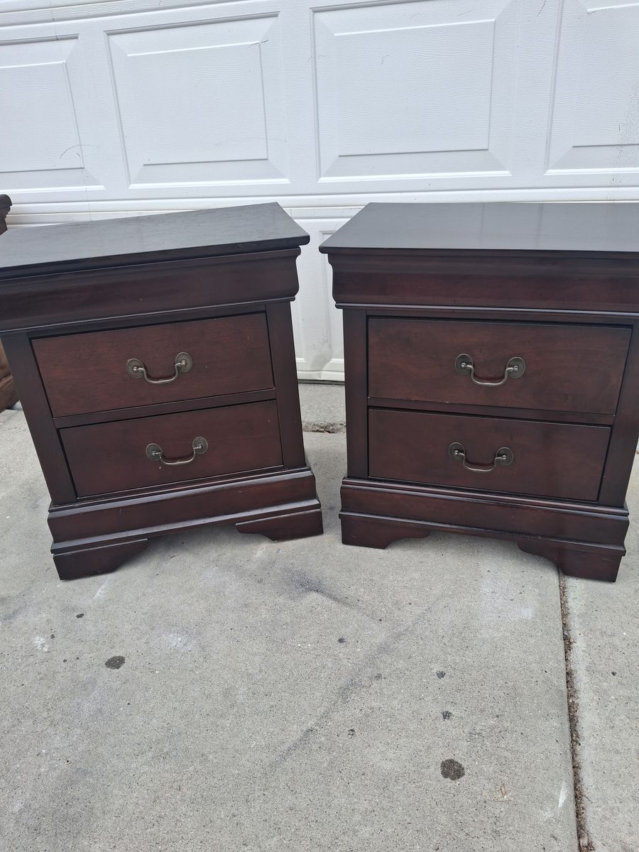 2 pine wood night stand/pepet