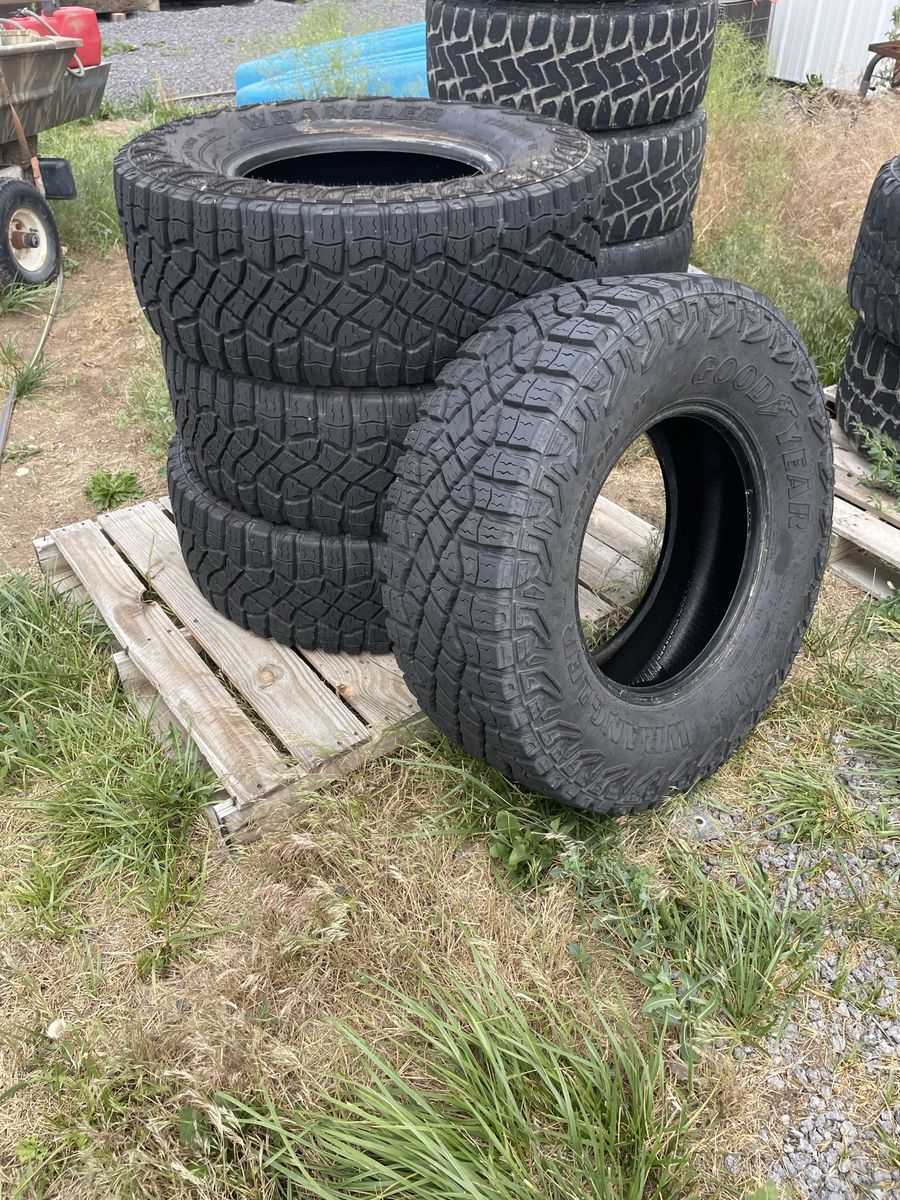 Goodyear wrangler LT325/65R18