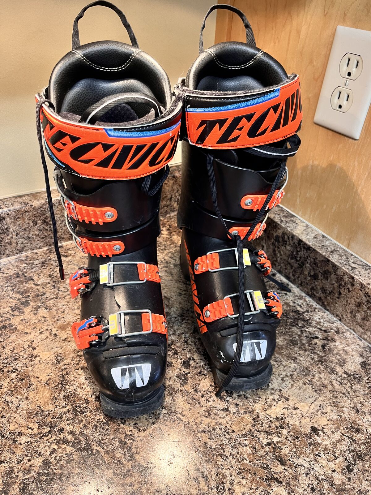 TECNICA SKI BOOTS - SIZE 5 - MONDO 23.5