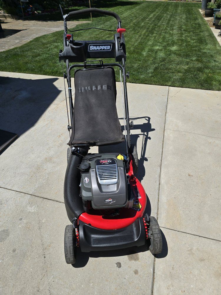 Snapper HiVac self-propelled Lawn Mower with Briggs & Stratton Engine