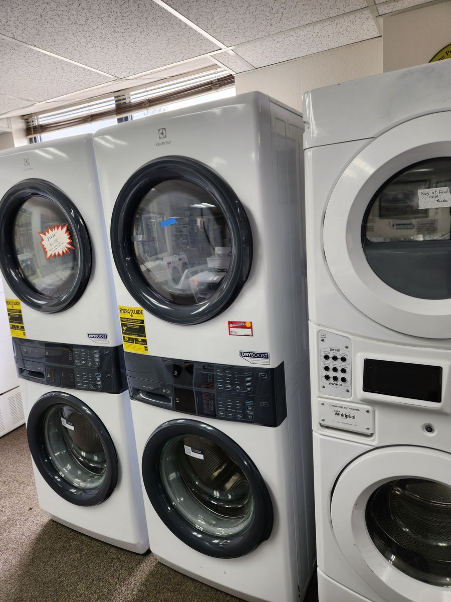 BEAUTIFUL WASHER AND GAS DRYER SINGLE UNIT STACKER! W-WARRANTY