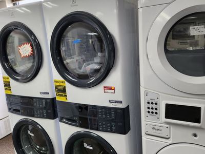 BEAUTIFUL WASHER AND GAS DRYER SINGLE UNIT STACKER! W-WARRANTY