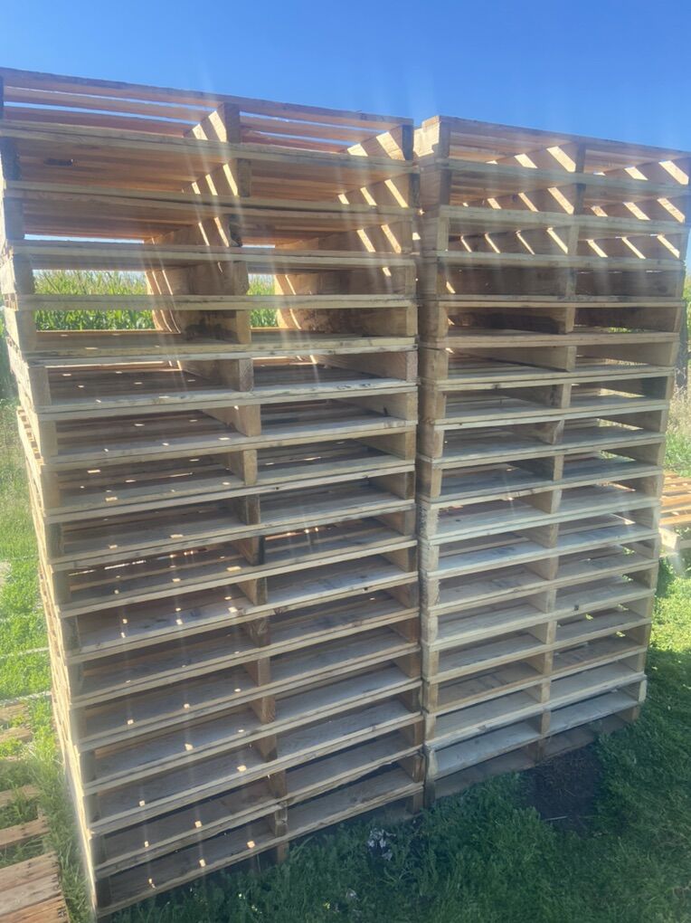 Like New Wood Pallets Assorted Sizes 42x42