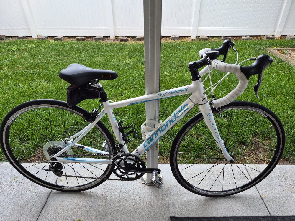 Cannondale Synapse Women's Road Bike (700 x 23C) White Blue Aluminum Drop Bar Lightweight, 10 Speed. Excellent Conditions! 