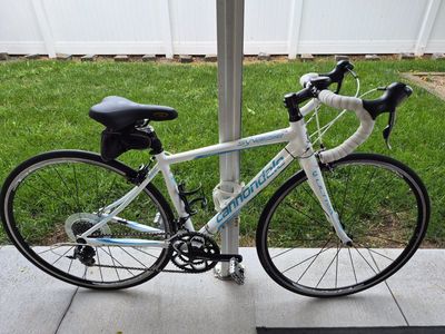 Cannondale Synapse Women's Road Bike (700 x 23C) White Blue Aluminum Drop Bar Lightweight, 10 Speed. Excellent Conditions!