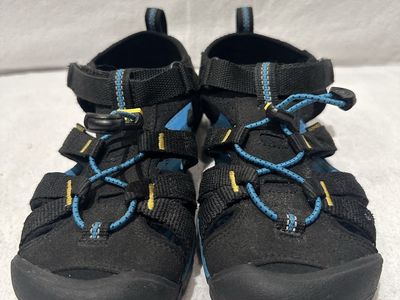 Keen youth size 3 black slim style hiking sandals
