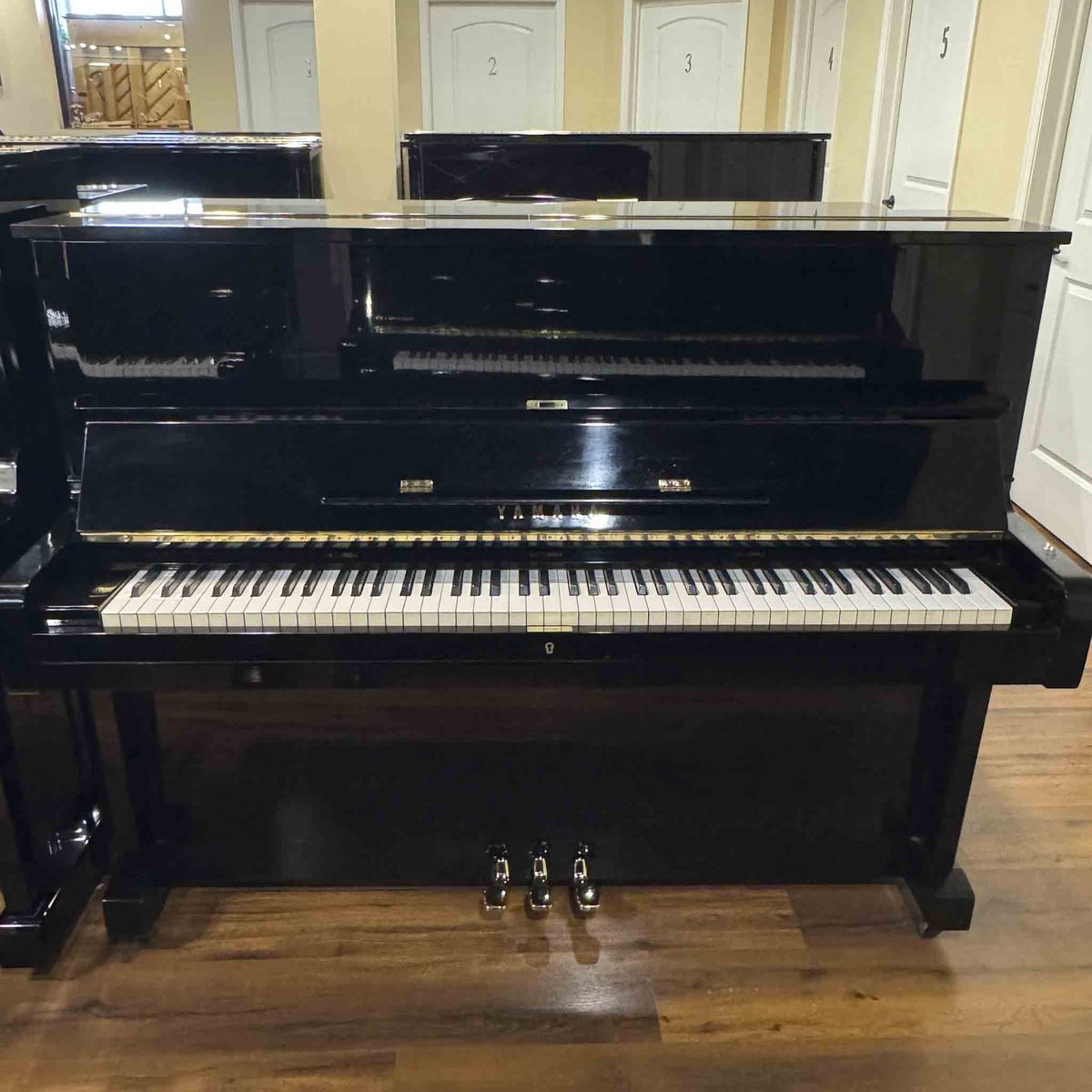 LIKE NEW YAMAHA UPRIGHT PIANO