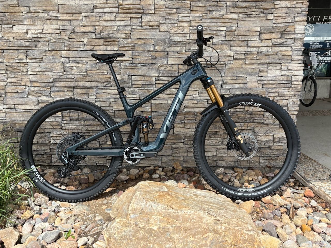 SALE BRAND NEW Yeti MTe T3 X0 T Medium Midnight