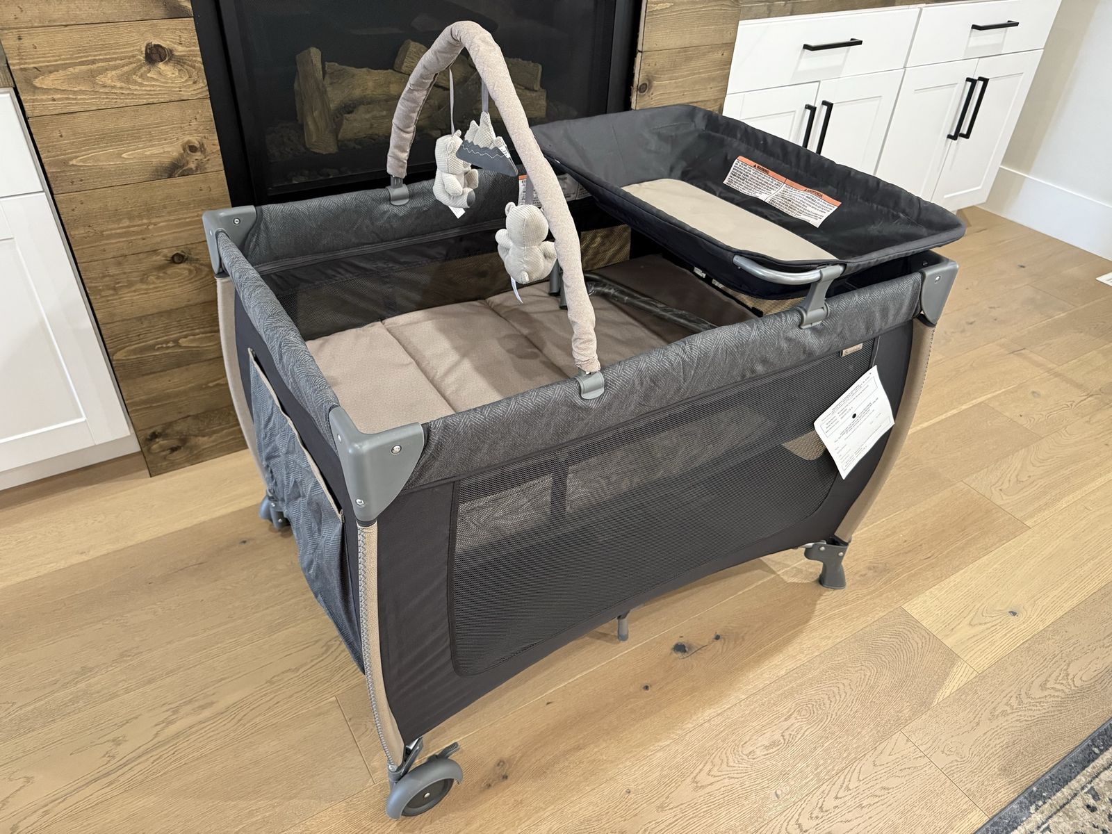 Monbébé Play Yard w/ Rocking Bassinet, Changer & Toy Bar – Like New