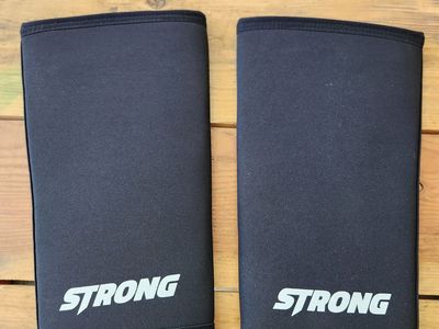 KNEE SLEEVES