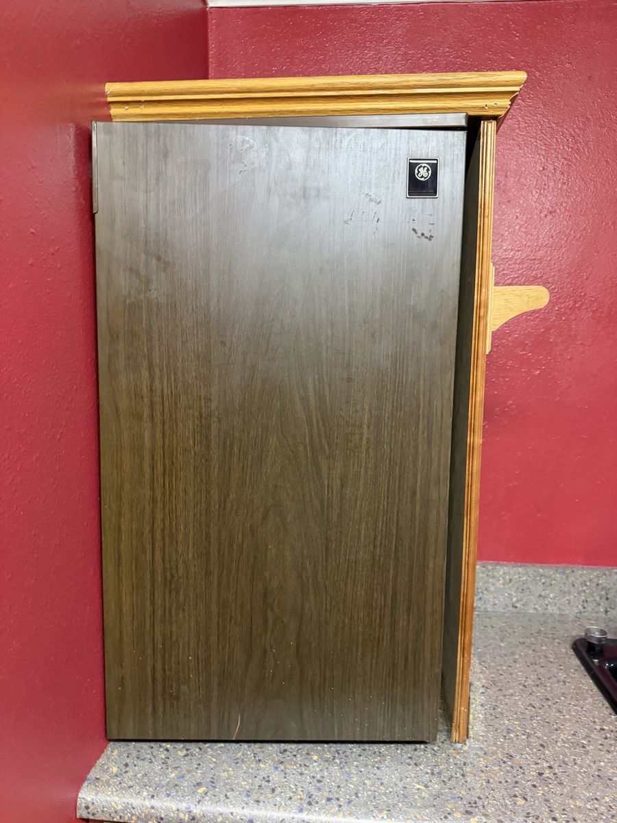 GE Vintage Compact Mini Refrigerator Woodgrain Finish Single Door