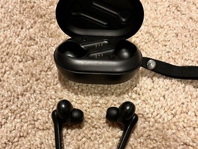 Earbuds lightly used