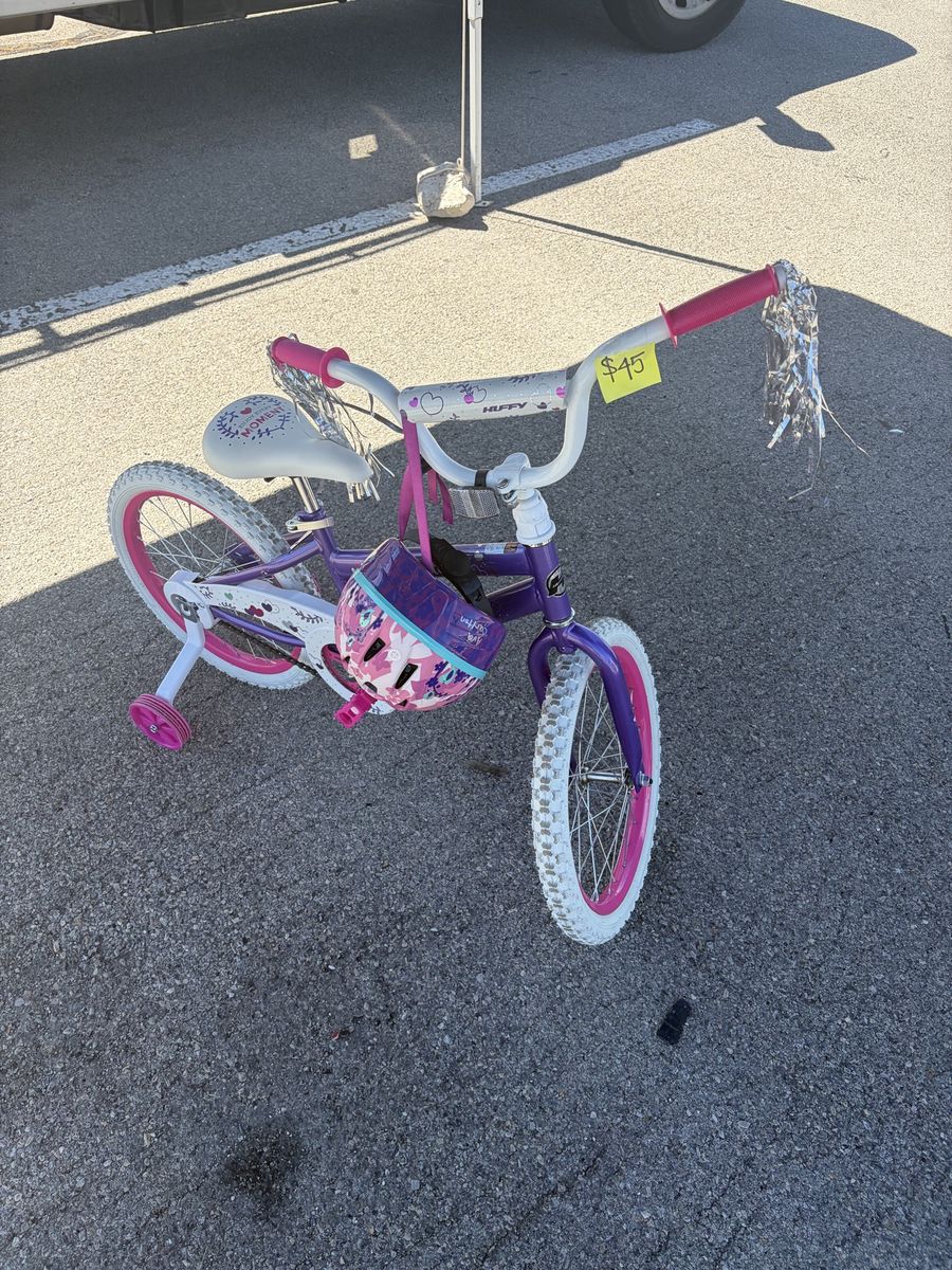 Huffy Girls’ Bike with Training Wheels – Purple/Pink