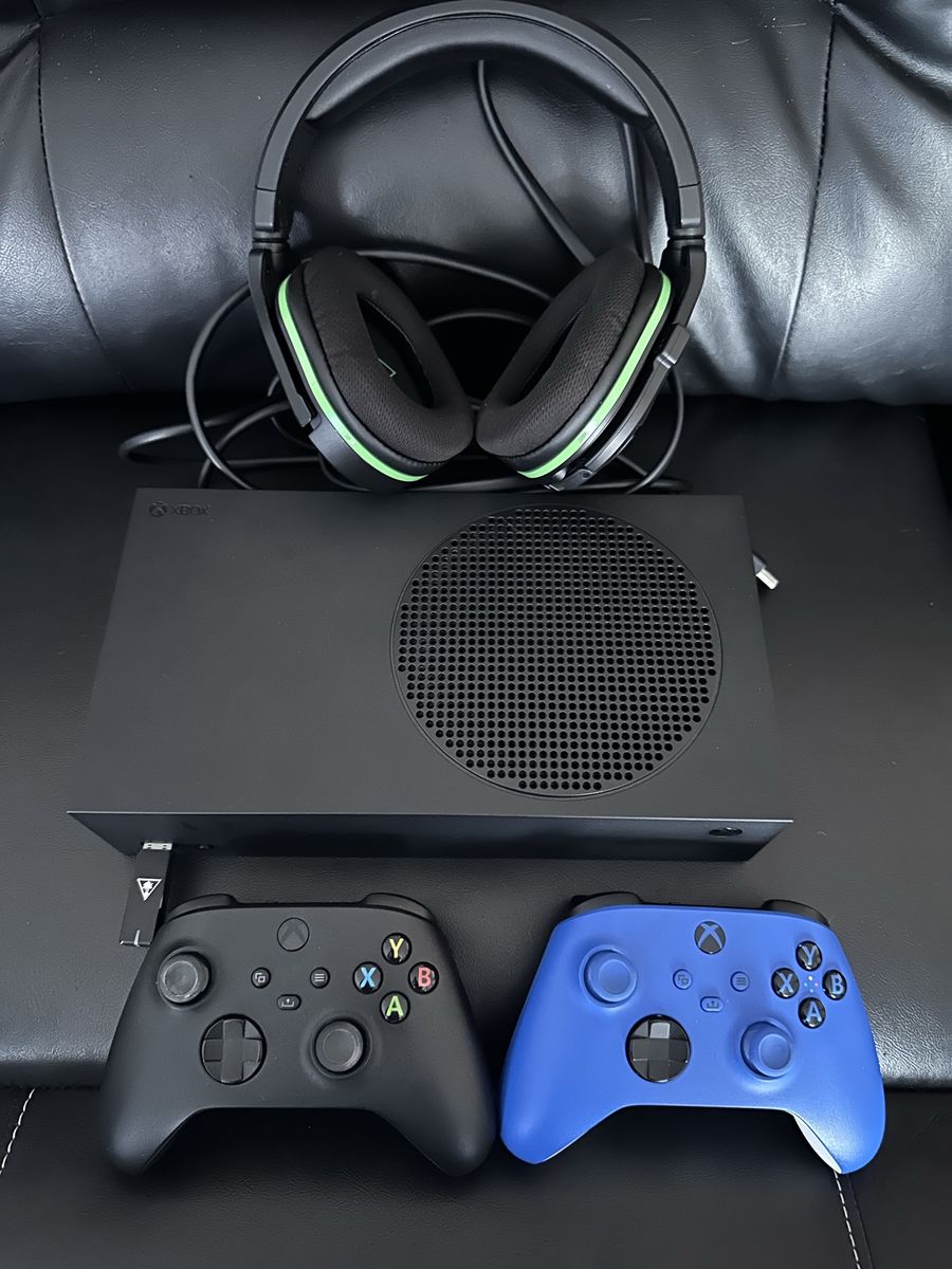 Xbox Series S 1TB Digital Console Bundle