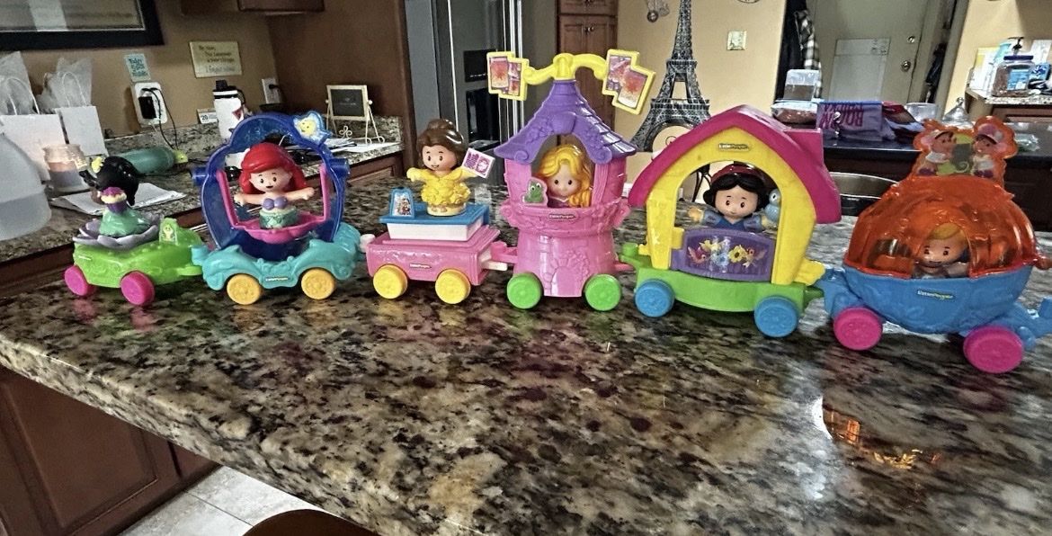 FUN Adorable Fisher Price 6 Little People Princess Parade Floats EUC
