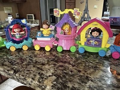 FUN Adorable Fisher Price 6 Little People Princess Parade Floats EUC