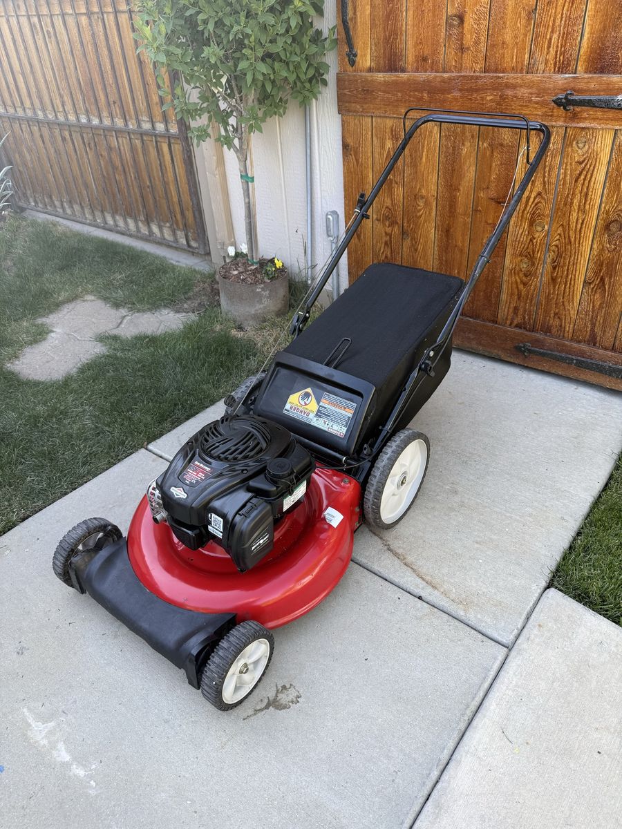 Yard Machines push lawnmower 21” runs great.