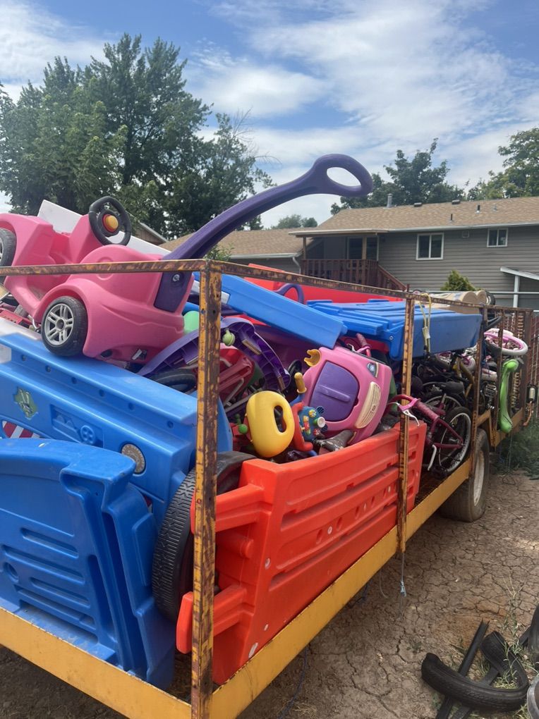 Trailer With Lots Of Bikes & Toys