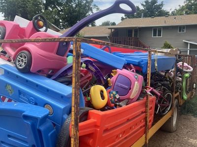 Trailer With Lots Of Bikes & Toys