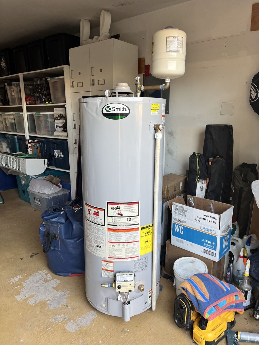 AO Smith 40-Gallon Natural Gas Water Heater - Standard Residential Tank WHXW-1NR4-4H26