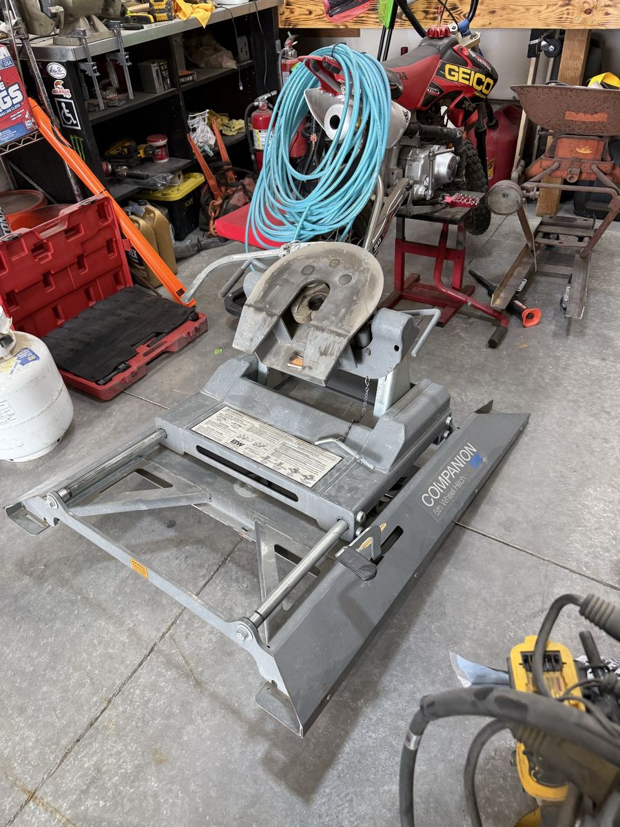 B&W gooseneck-fifth wheel hitch