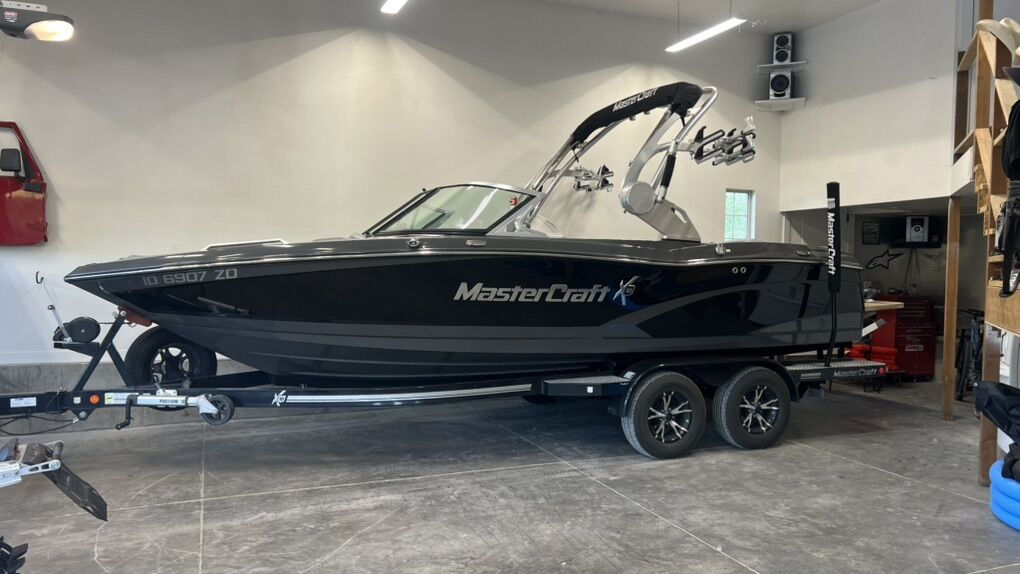 2017 Mastercraft X10 X-10 Surf Boat