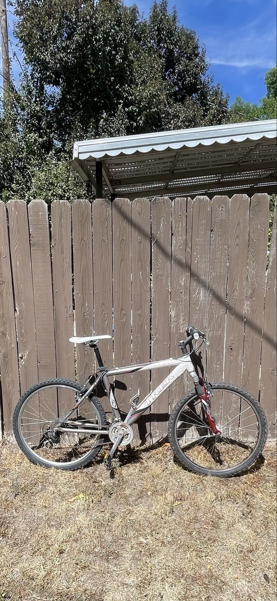 Trek 4300 mountain bike, medium 