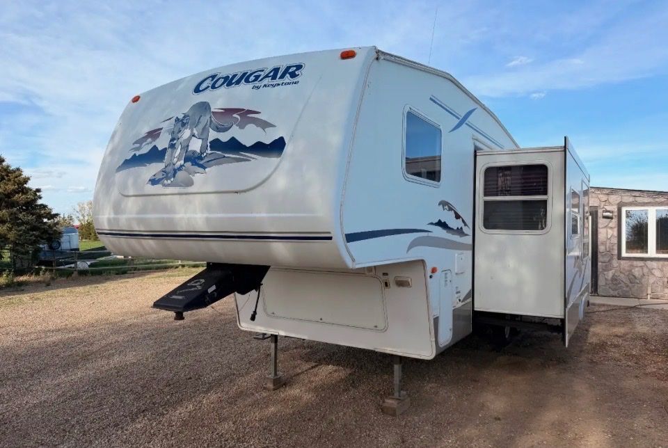 Keystone Cougar Fifth Wheel Travel Trailer - Spacious, well-maintained RV