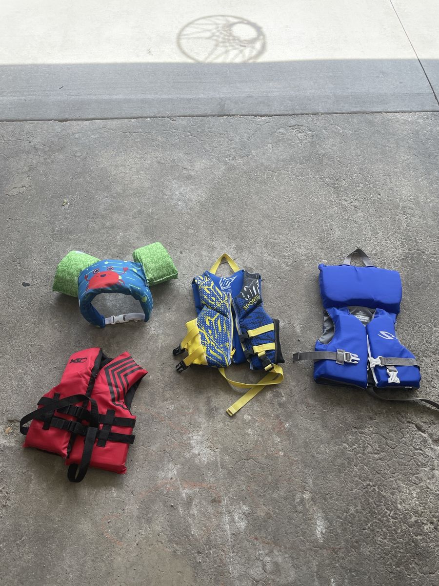 Lot of 4 Used Kids Life Jackets: Puddle Jumper, Infant (Less than 30lbs), Child (30-50lbs)