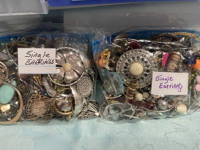Costume Jewelry (Lot of Single Earrings) Look