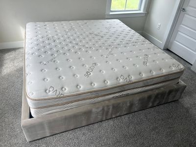 Saatva Classic 11.5 QUEEN Mattress-Perfect Condition