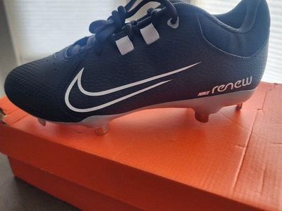 8.5w softball cleats