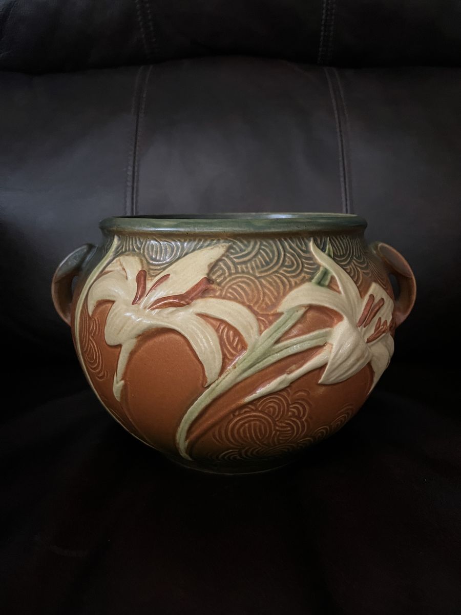 Gorgeous Roseville Jardinare Planter Pot - Marked on the Bottom