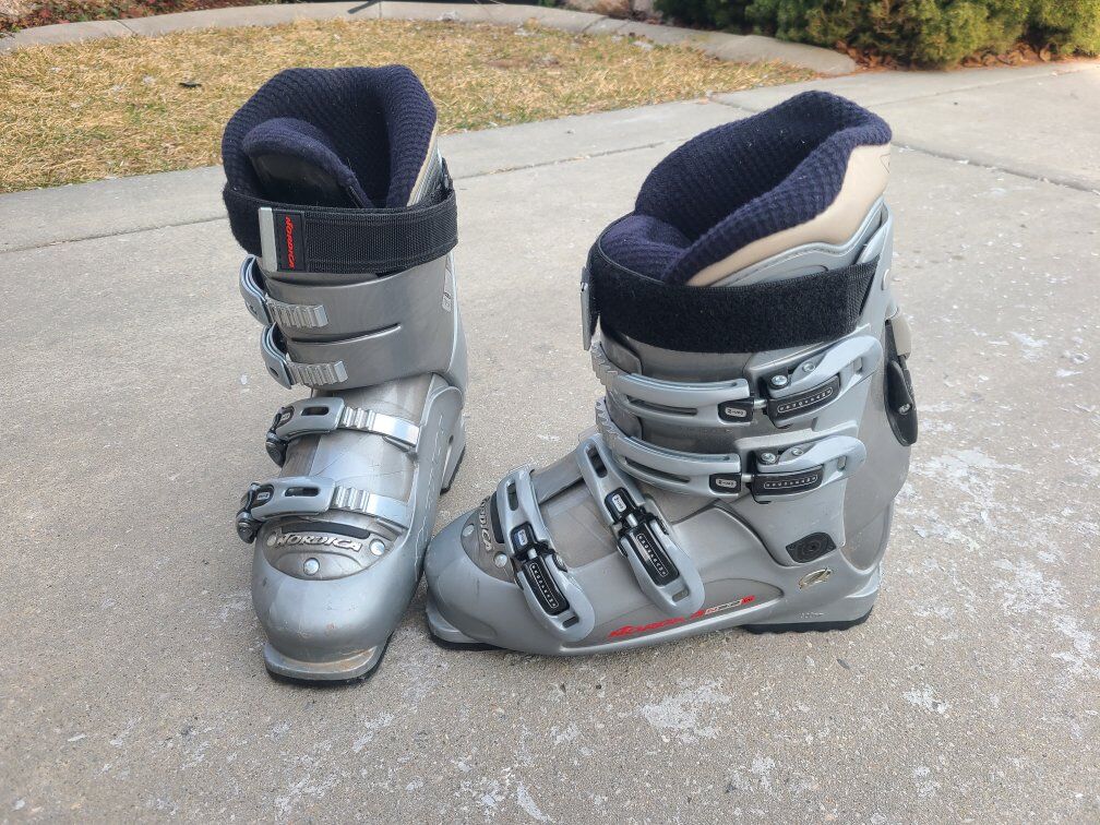 ski boots 26-26.5 M8-8.5 W9-9.5