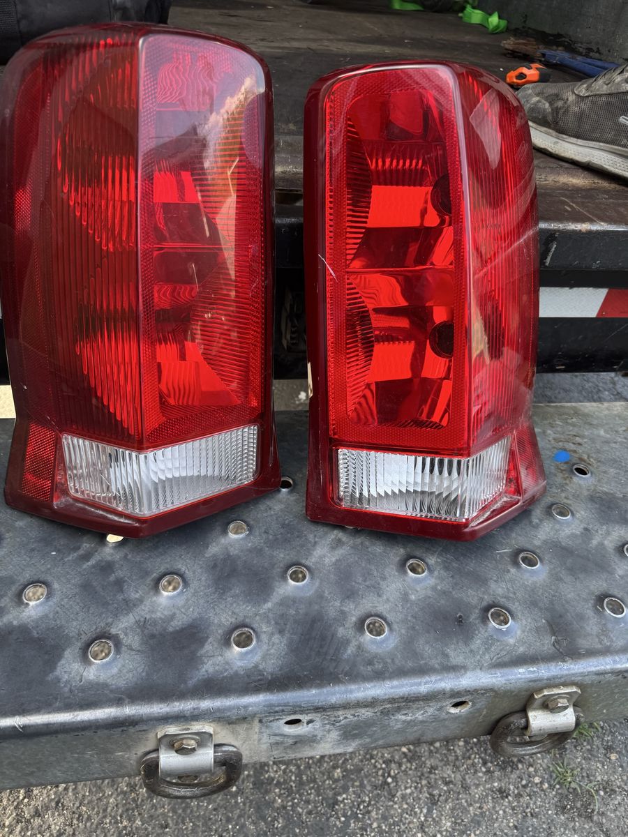 CADILLAC ESCALADE TAIL LIGHTS 2002-2006